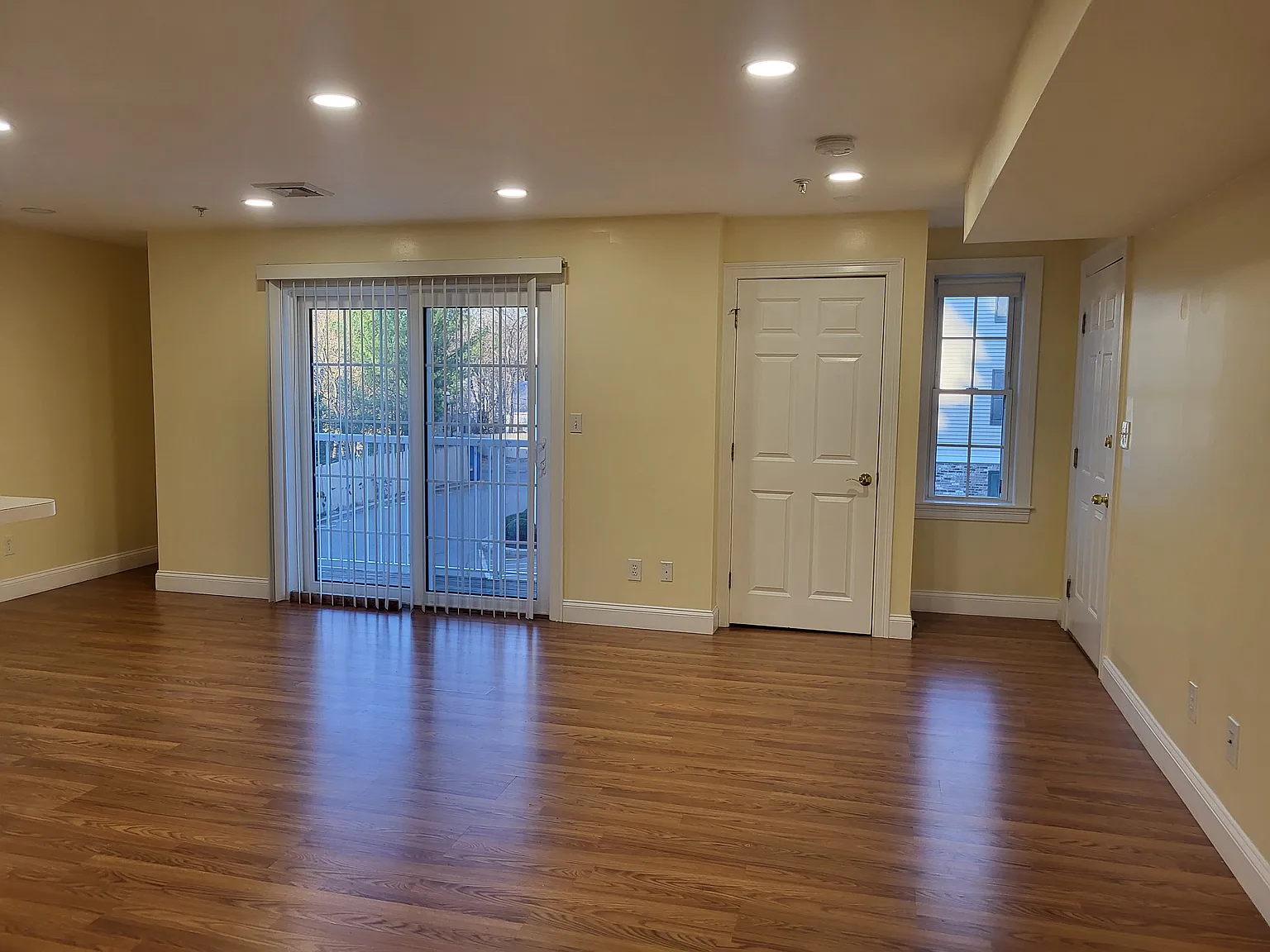 2 bed, 1000 sqft, $3,500 — Photo 2