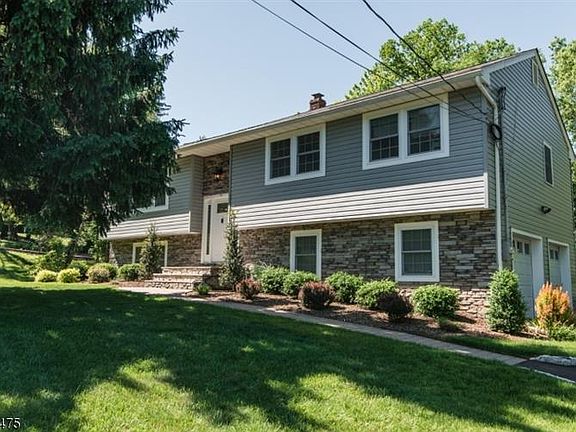 4th image of 42 Bear Brook Ln