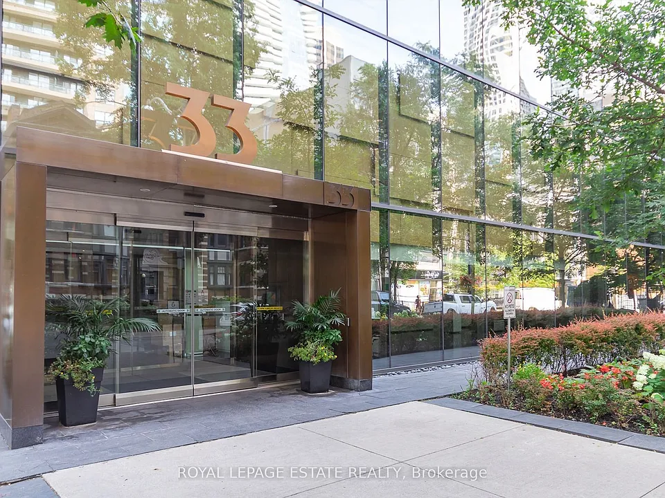 33 Charles St E #910