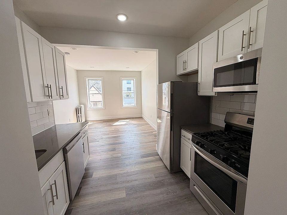 1st image of 233 Bidwell Ave #3