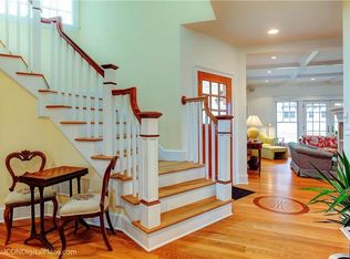 8 Lakeview Ave, Newport, RI 02840