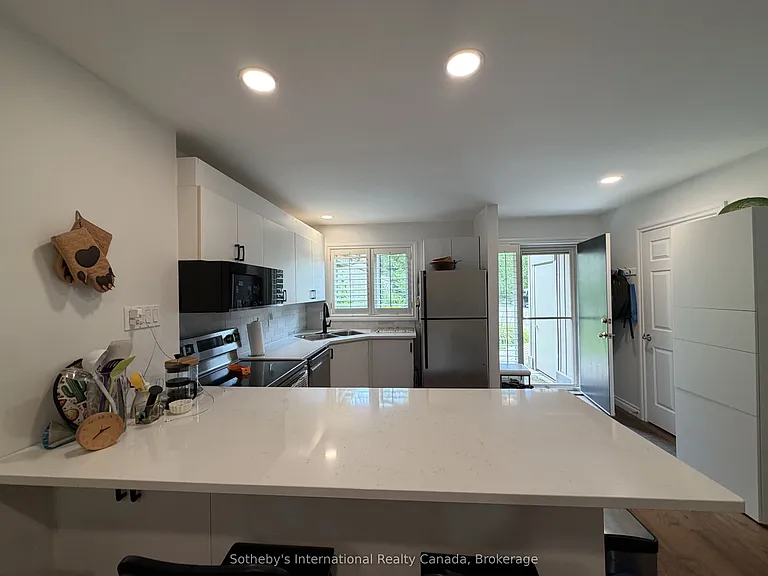 589 Oxbow Cres — Photo 3