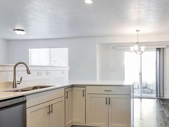 5th image of 306 E Wren Hill Ln