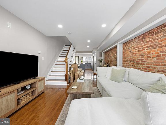 2nd image of 636 S Kenwood Ave