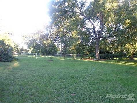 Large beautiful fenced yard!