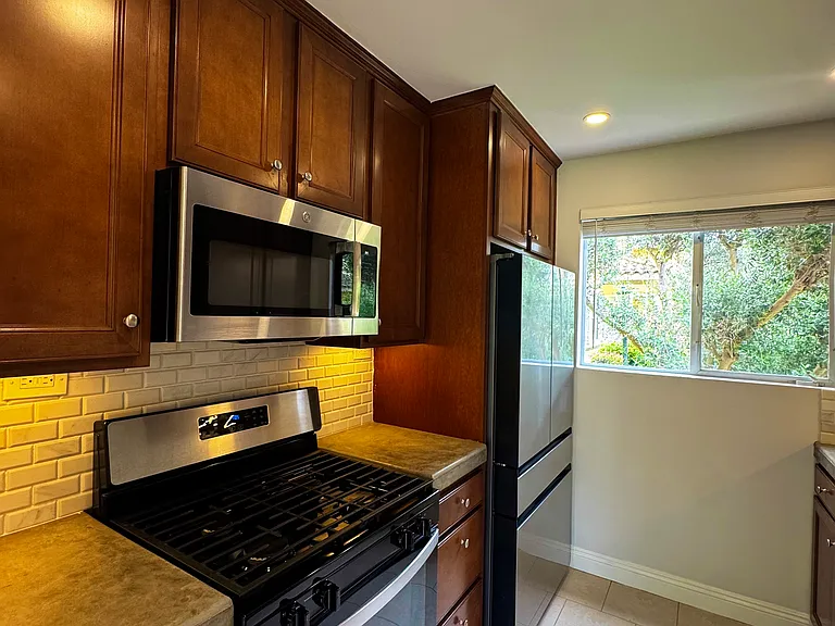 3172 S Barrington Ave #101 — Photo 8