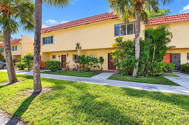 3 bed, 2.5 bath, 1474 sqft, $3,000 — Photo 2
