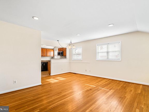 5th image of 4605 Adrian St