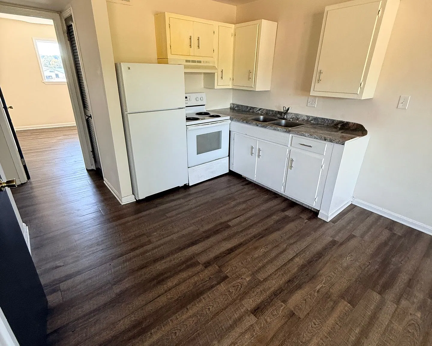 Dixon Manor Apartments — Photo 3