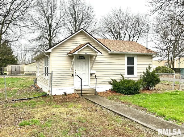 1317 S Hickory St, Centralia, IL 62801