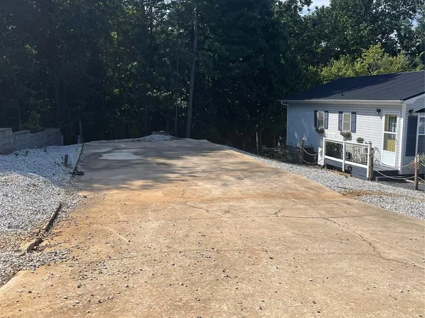 207 Cardinal Dr, New London, NC 28127