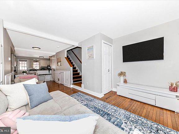 4th image of 922 S Decker Ave