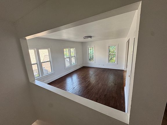 4th image of 2630 Crestmoore Pl #2632