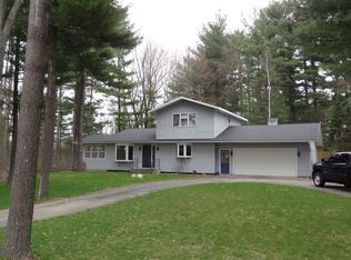 110 Lake Shore Dr, Iola, WI 54945