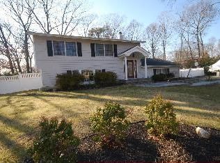 4 Alpine Pl, Lake Grove, NY 11755