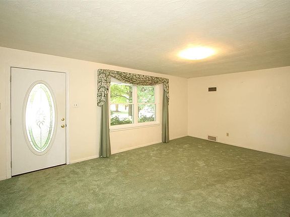3rd image of 224 Robinhood Dr