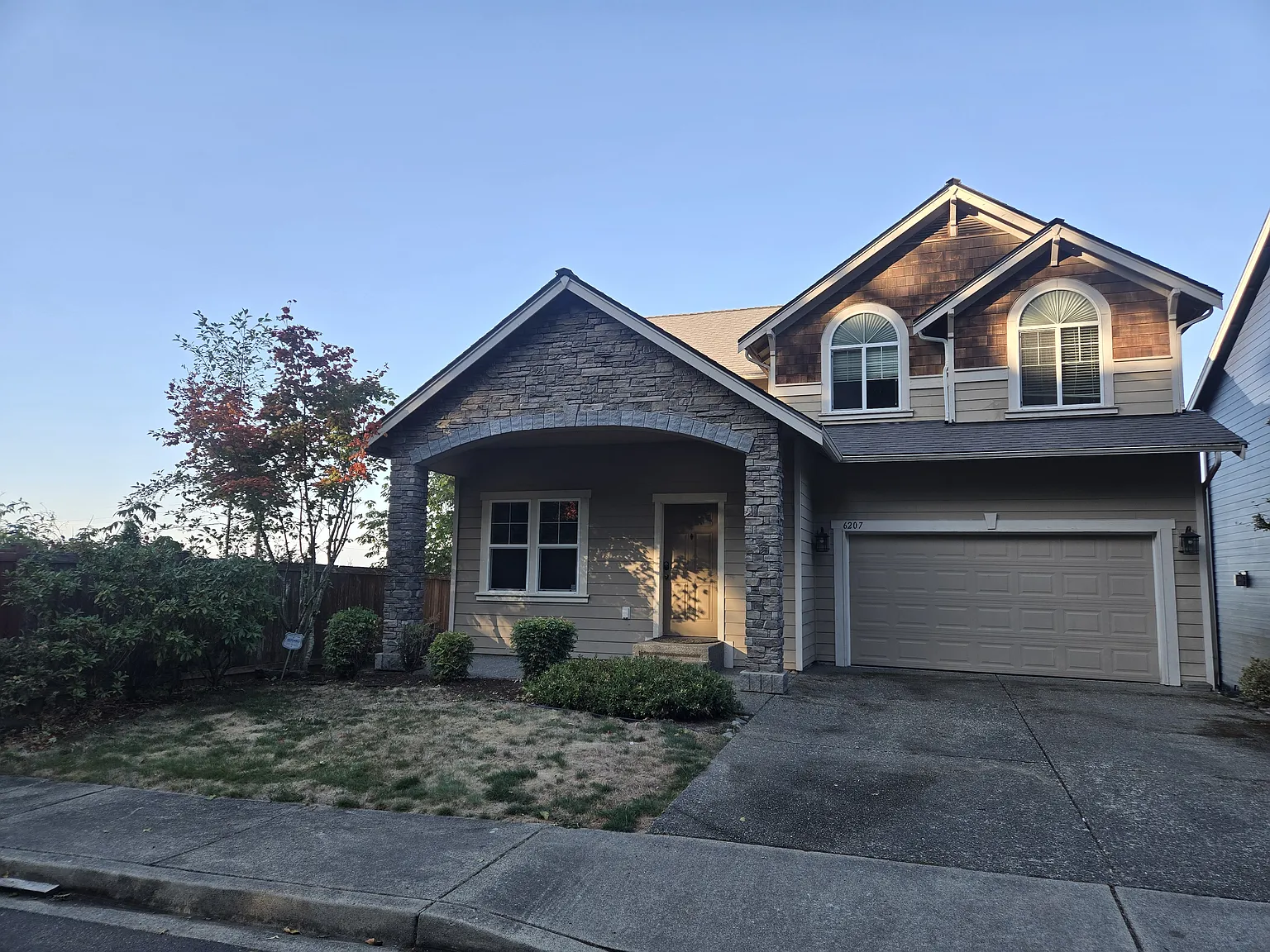 4 bed, 2160 sqft, $3,700 — Photo 2