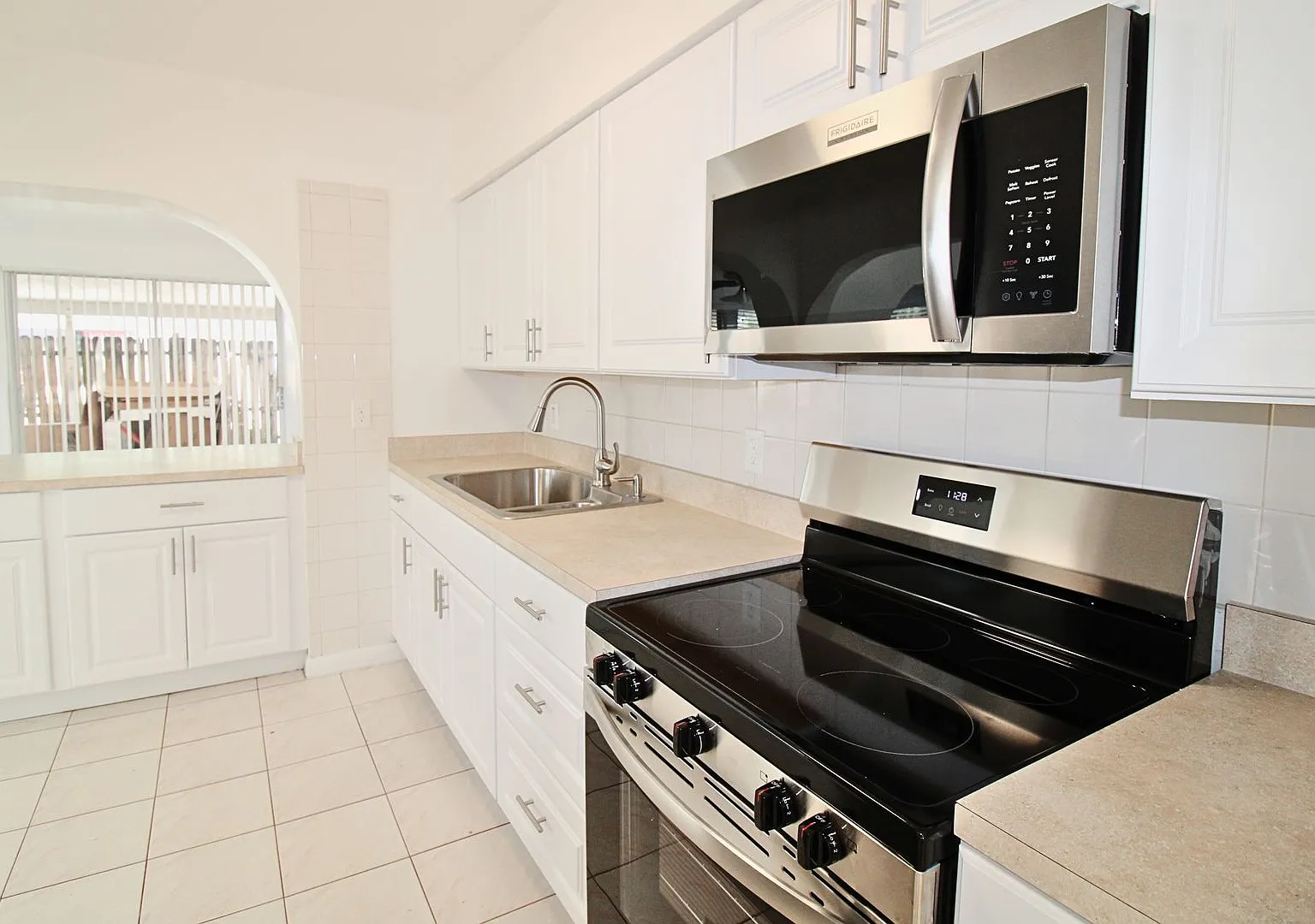 Freshly Updated 3 Bed, 2 Bath Home in West Tampa! — Photo 4
