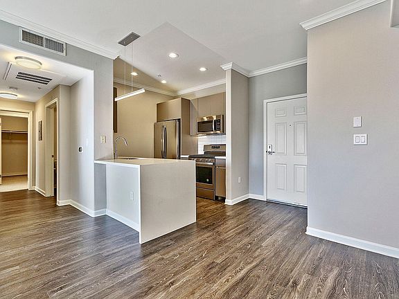4th image of 667 S Detroit St APT 208