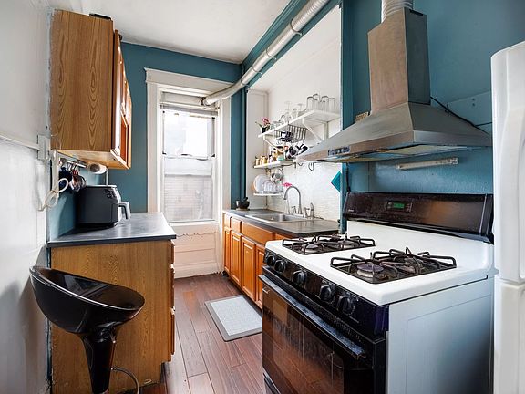 3rd image of 133 Saint Nicholas Ave