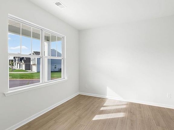 5th image of 1143 Staghorn Ave