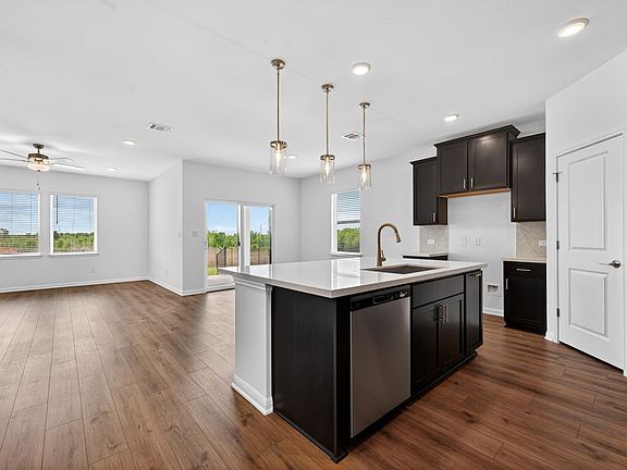 5th image of 90 Flowers Ave