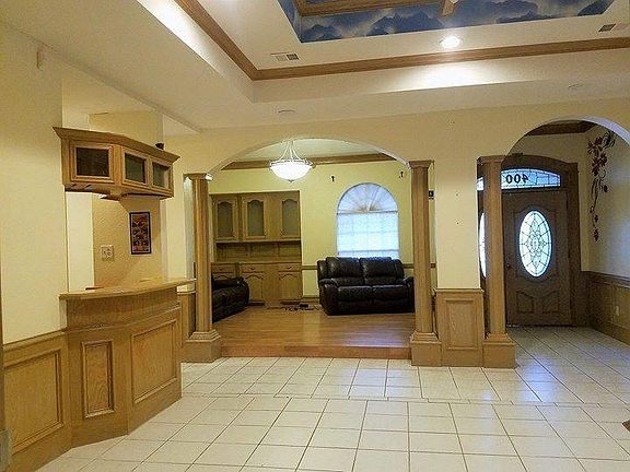 Washer and dryer and fully equipped. Cooling: Central