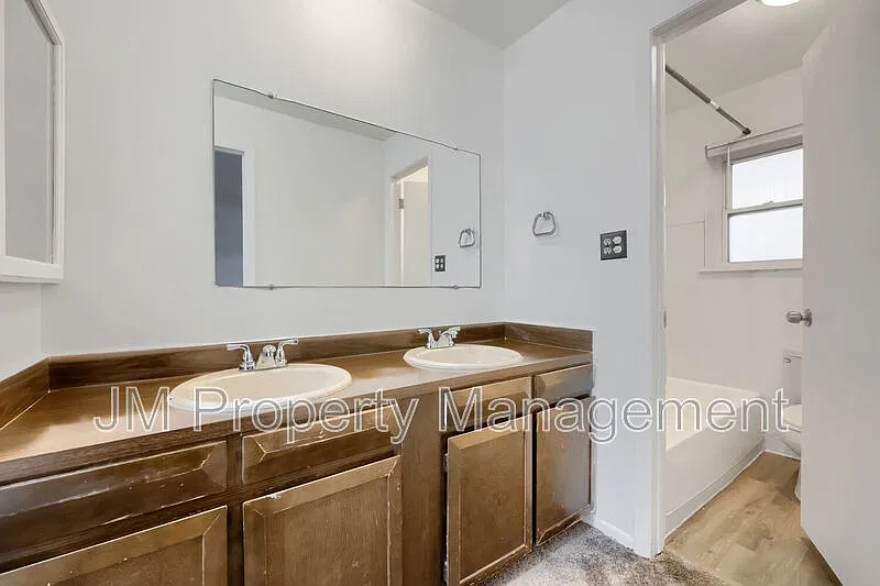 2 bed, 1.0 bath, 870 sqft, $1,350 — Photo 3