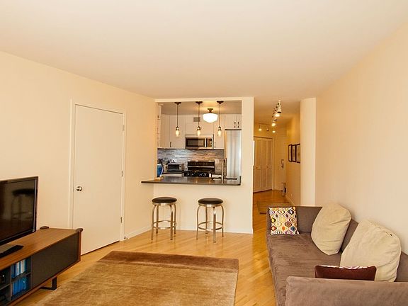3rd image of 275 Greenwich St APT 4C