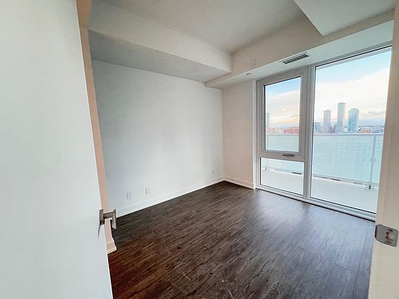 3rd image of 89 Queen St E #1296