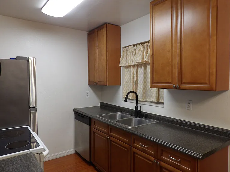 2337 Greenwood St — Photo 10