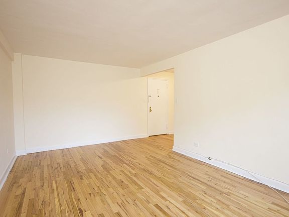3rd image of 3135 Crescent St APT 6K