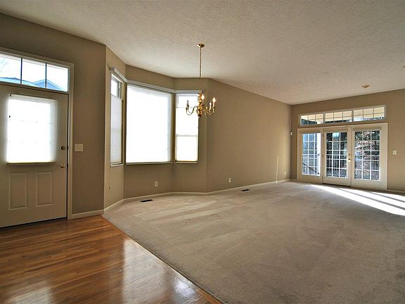 3rd image of 979 Oakmont Ct