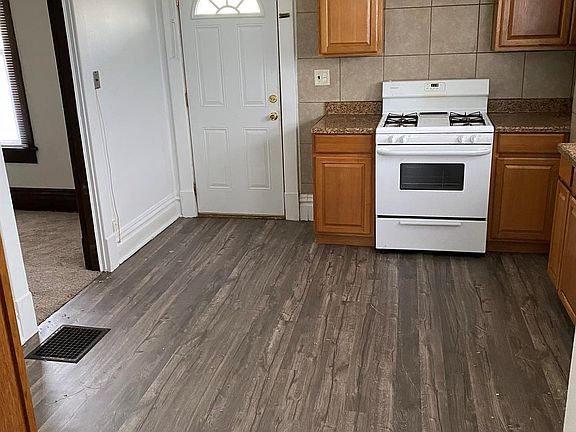 5th image of 102 Ellsworth Dr