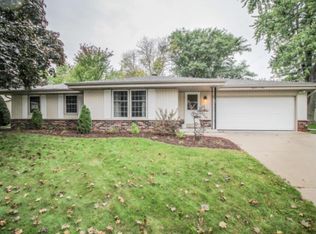 1804 Cottonwood Dr, Waukesha, WI 53189