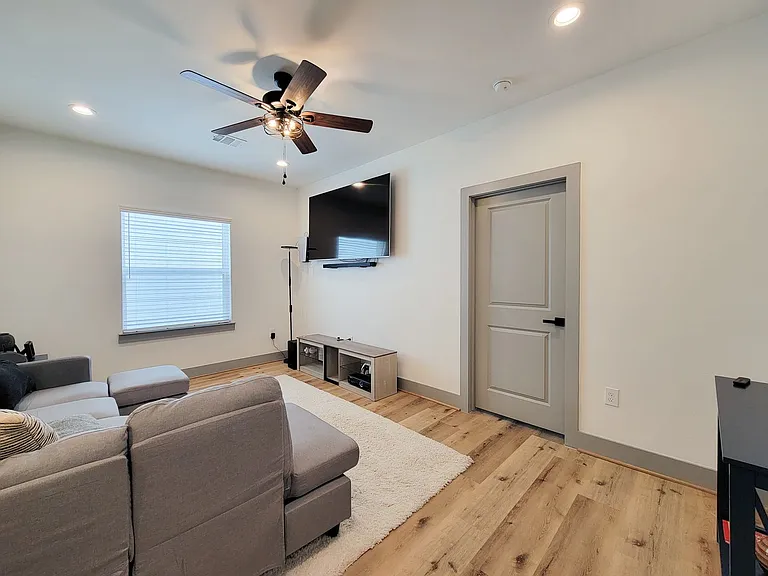 6520 Couch St — Photo 32