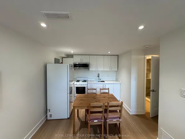 145 Harrison Dr #1, Newmarket, ON L3Y 4P5