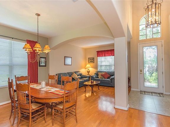 3rd image of 815 Woodcarver Ln