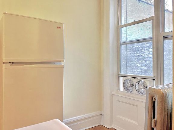 4th image of 239 W 100th St APT 4R