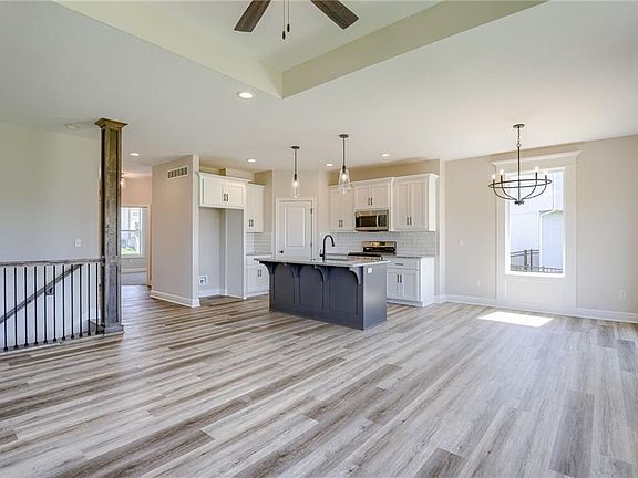 5th image of 8101 SE Holly Dr