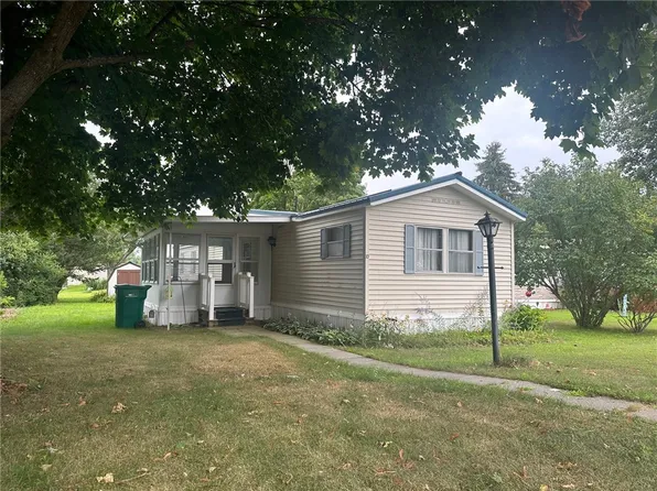 10 Fir Ln, Williamson, NY 14589