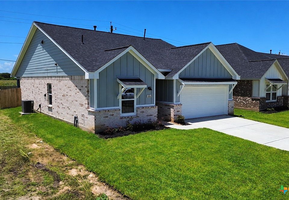 2nd image of 304 Cardinal Dr