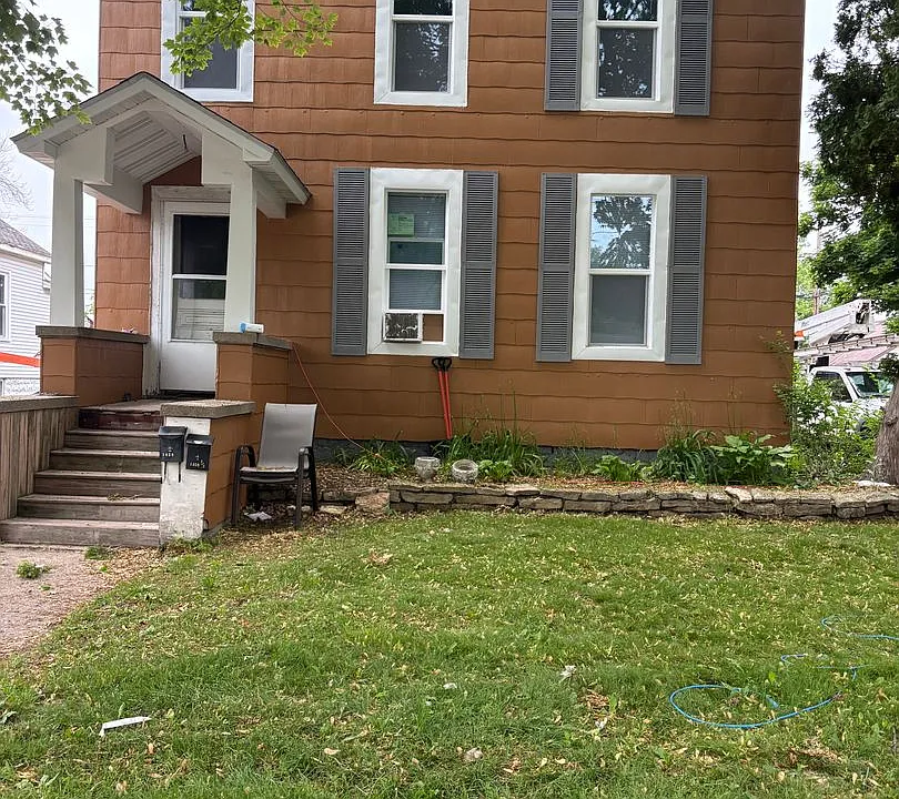 1439 Main St