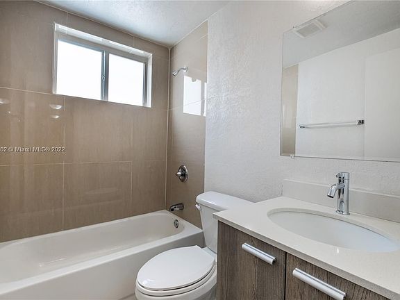 4th image of 400 NE 137th St APT 206
