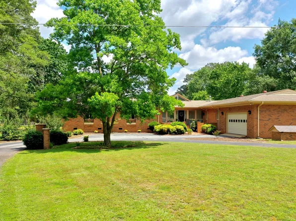 194 Golfview Dr, Hartwell, GA 30643