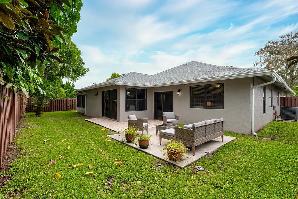 4 bed, 2.5 bath, 2376 sqft, $8,000 — Photo 2
