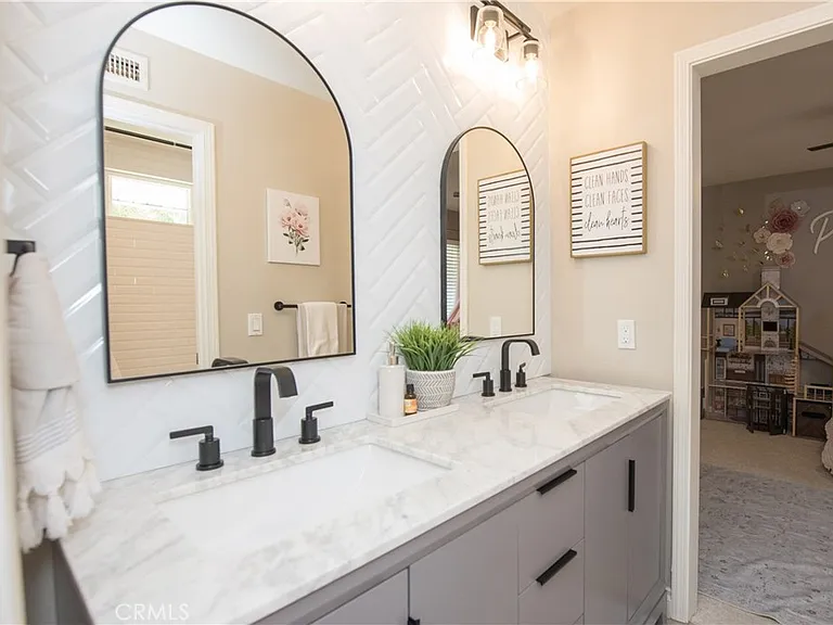 270 S Riverwood Cir — Photo 36