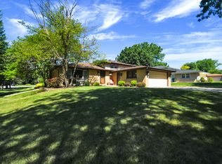 9S320 Rosehill Ln, Downers Grove, IL 60516