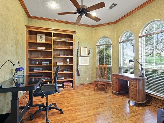 5th image of 907 Edgemeer Ln