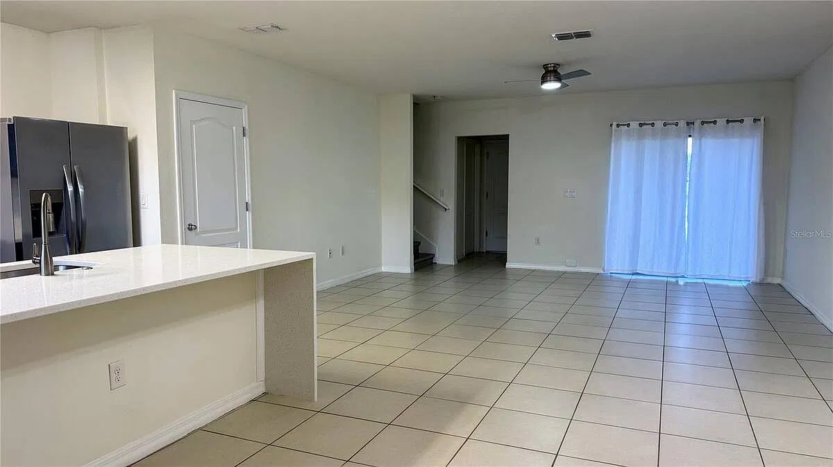 3 bed, 2.5 bath, 1672 sqft, $2,249 — Photo 2